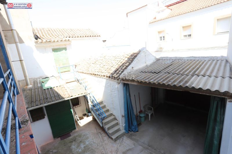 Foto 713b7c46-b2a8-4683-a4f9-c5d093382191. Casa amplia casa en esquina con patio y garaje junto a aguas de alcázar en Alcázar de San Juan
