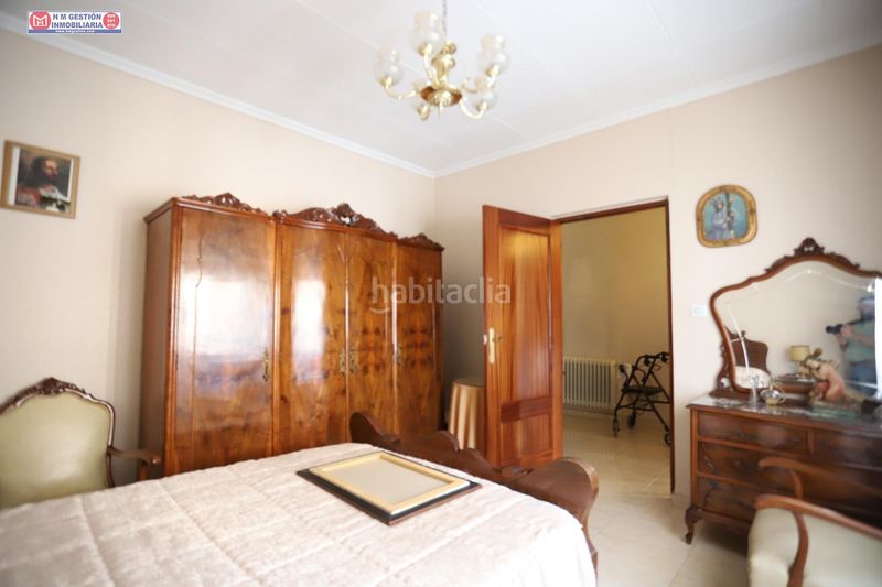 Foto d35a915a-ff9e-4be2-8d60-32b85db32d24. Casa amplia casa en esquina con patio y garaje junto a aguas de alcázar en Alcázar de San Juan