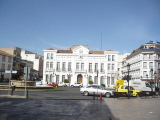 Aparcament cotxe a Tomelloso. Garaje cerrado para dos coches junto a  plaza de españa