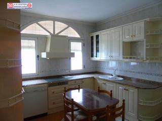 Casa a Alcázar de San Juan. Casa con excelentes calidades próxima a hospital. 306 m2 constru