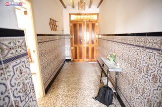 Haus in Quero. Casa totalmente amueblada en esquina sobre parcela de 122 metros
