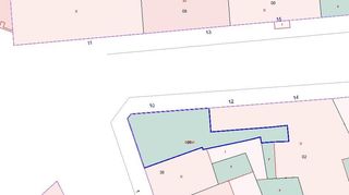 Terreno residencial en Alcázar de San Juan. Solar en esquina con 22 metros de fachada, zona comrcial