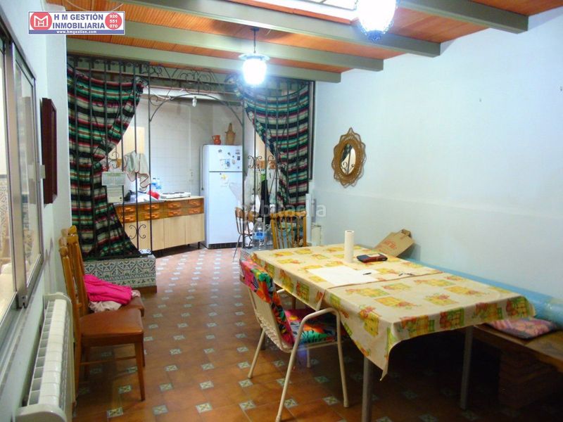 Foto 2208ee38-ec99-433d-a768-4ded38d996be. Casa  en planta baja con local comercial mas salon , baño un dormitorioy en planta primera dos dormitorios y un baño , consultenos en Alcázar de San Juan
