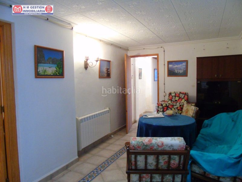 Foto 251ca795-97ba-4194-a7d7-9fca2dcd3af6. Casa  en planta baja con local comercial mas salon , baño un dormitorioy en planta primera dos dormitorios y un baño , consultenos en Alcázar de San Juan
