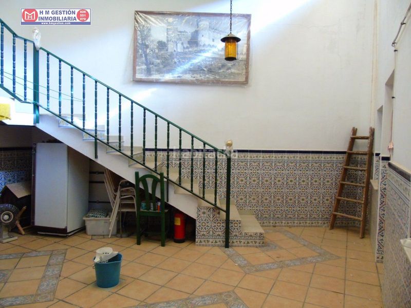 Foto 4be902a6-558f-4ff4-b2ac-05a07c606bc1. Casa  en planta baja con local comercial mas salon , baño un dormitorioy en planta primera dos dormitorios y un baño , consultenos en Alcázar de San Juan