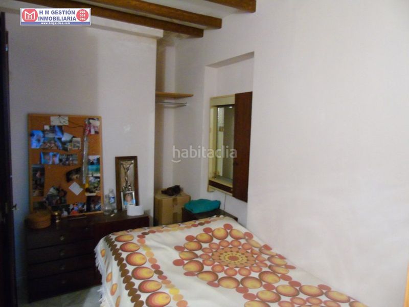 Foto 6157d2d1-e78d-4cab-836f-acd4d632796c. Casa  en planta baja con local comercial mas salon , baño un dormitorioy en planta primera dos dormitorios y un baño , consultenos en Alcázar de San Juan