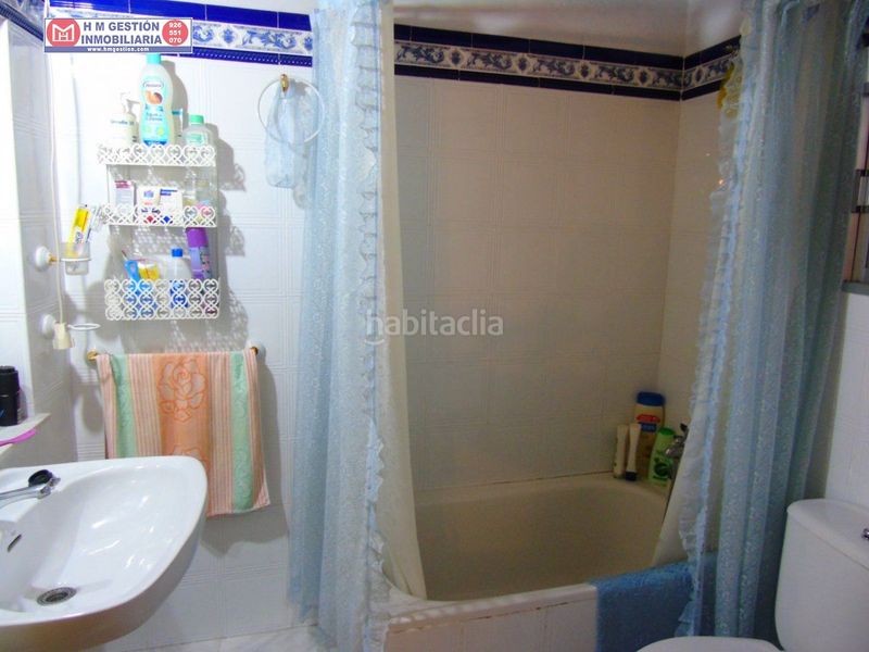 Foto 6268f265-8e1c-4d4b-8b5e-153defbaf988. Casa  en planta baja con local comercial mas salon , baño un dormitorioy en planta primera dos dormitorios y un baño , consultenos en Alcázar de San Juan