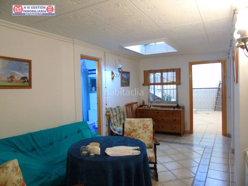 Foto 64dccbfe-108a-41e4-8af4-7f3038dc94e7. Casa  en planta baja con local comercial mas salon , baño un dormitorioy en planta primera dos dormitorios y un baño , consultenos en Alcázar de San Juan