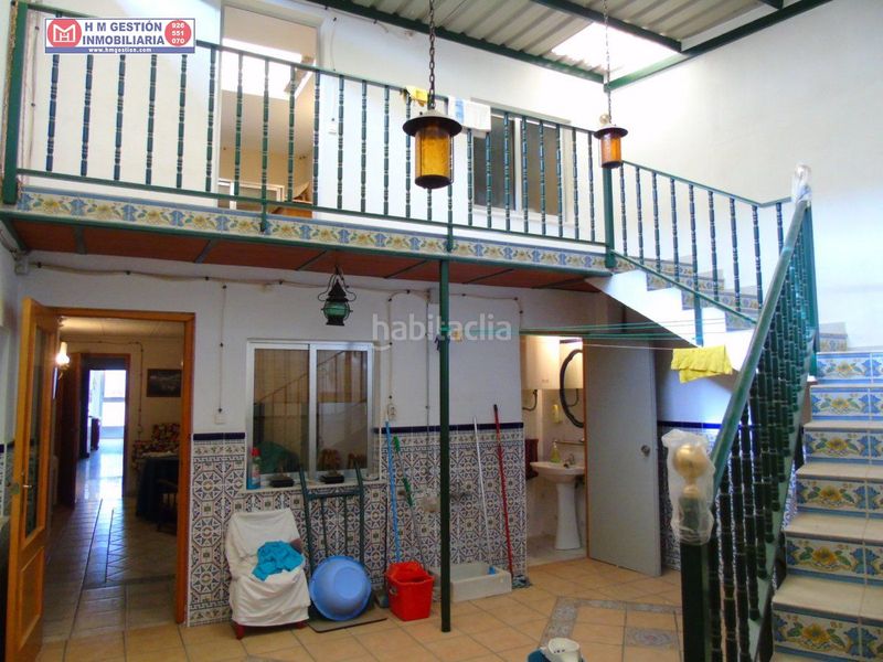 Foto 9df93d95-ea76-4dd0-adbb-3e800c2e6794. Casa  en planta baja con local comercial mas salon , baño un dormitorioy en planta primera dos dormitorios y un baño , consultenos en Alcázar de San Juan