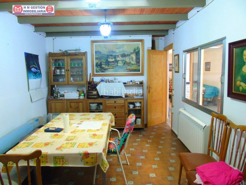 Foto ac1a588c-f707-4d7d-87db-fc7648defc8b. Casa  en planta baja con local comercial mas salon , baño un dormitorioy en planta primera dos dormitorios y un baño , consultenos en Alcázar de San Juan