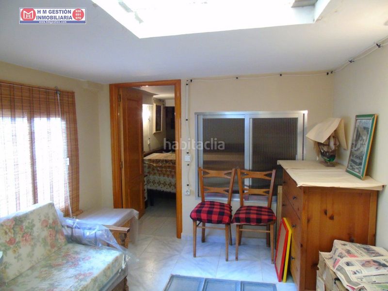 Foto b5808cf9-2297-4892-a467-374713318e16. Casa  en planta baja con local comercial mas salon , baño un dormitorioy en planta primera dos dormitorios y un baño , consultenos en Alcázar de San Juan