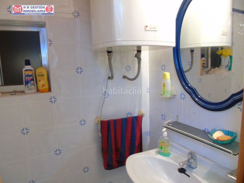 Foto be3c08c7-e51c-4cd2-8f05-93f75ffdc259. Casa  en planta baja con local comercial mas salon , baño un dormitorioy en planta primera dos dormitorios y un baño , consultenos en Alcázar de San Juan