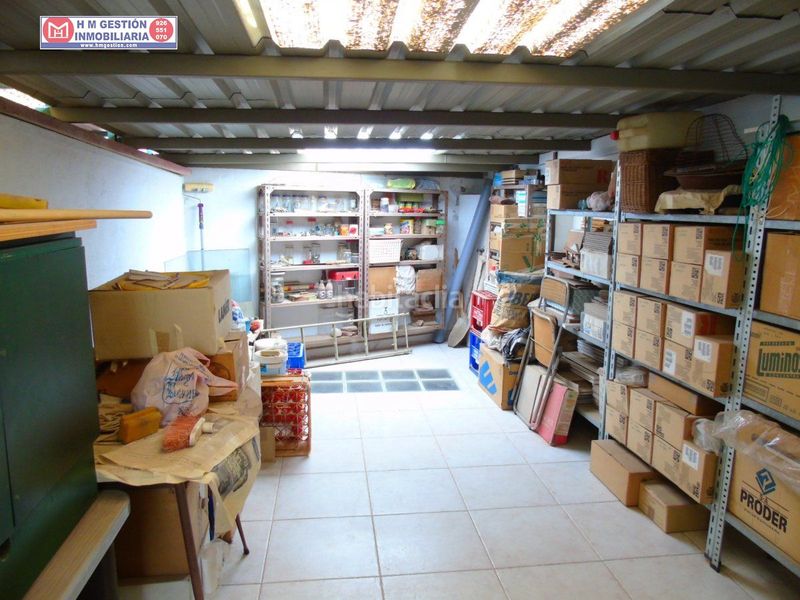 Foto c1175564-bbb5-47fc-a34d-5c6aa4a698e5. Casa  en planta baja con local comercial mas salon , baño un dormitorioy en planta primera dos dormitorios y un baño , consultenos en Alcázar de San Juan