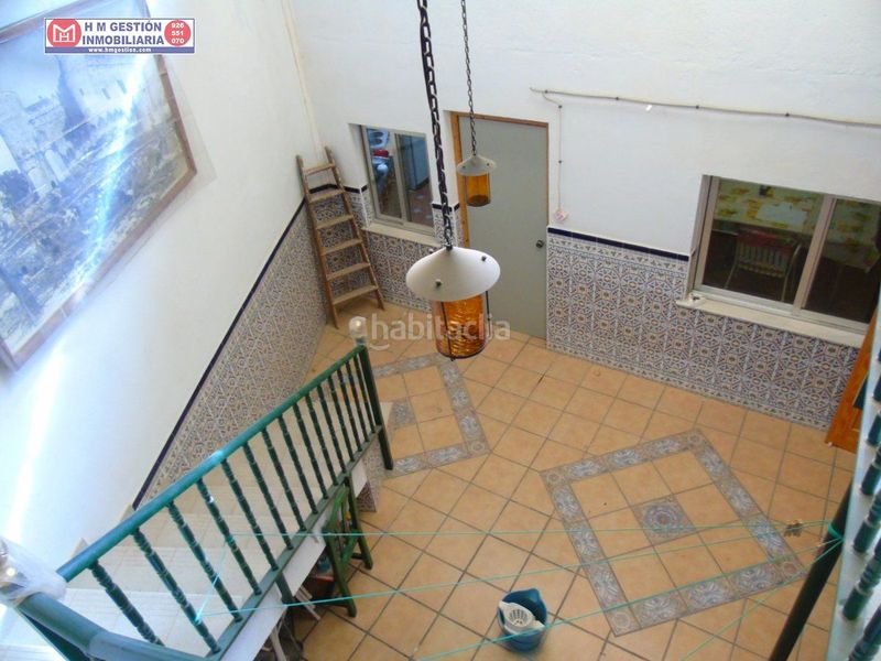 Foto e76251a2-ab62-44f9-864f-94d6c1dc31b4. Casa  en planta baja con local comercial mas salon , baño un dormitorioy en planta primera dos dormitorios y un baño , consultenos en Alcázar de San Juan