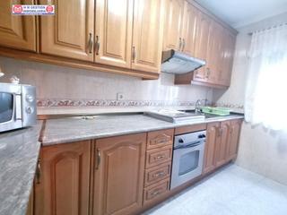 Casa a Herencia. Casa reformada de dos alturas, con un dormitorio abajo y terraza
