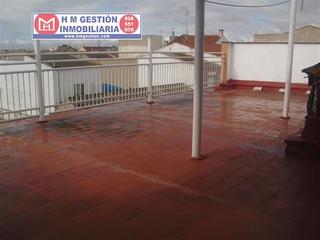 Casa a Alcázar de San Juan. Casa con local comercial, terraza y cochera