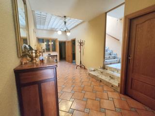 Casa a Herencia. Casa parcialmente reformada ubicada muy próxima al centro con 18