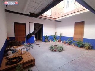 House in Alcázar de San Juan. Casa centrica a dos calles a reformar con patio, garaje, dormito