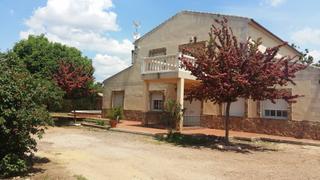 Xalet a Argamasilla de Calatrava. Magnfico chalet para vivir todo el año. al principio de los cale