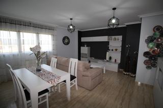Piso  Calle victoria kent. Piso seminuevo, 3 dormitorios, garaje, trastero, piscina y pádel