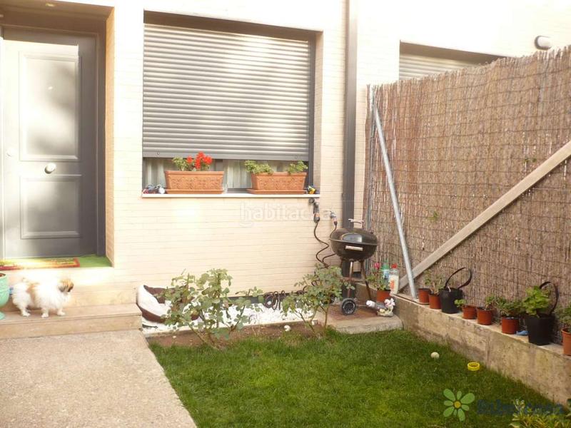 Foto 535a86b4-67a3-4fbe-94fc-b5d16f4df436. Casa adosada adosado con jardin y piscina en Azucarera Tudela