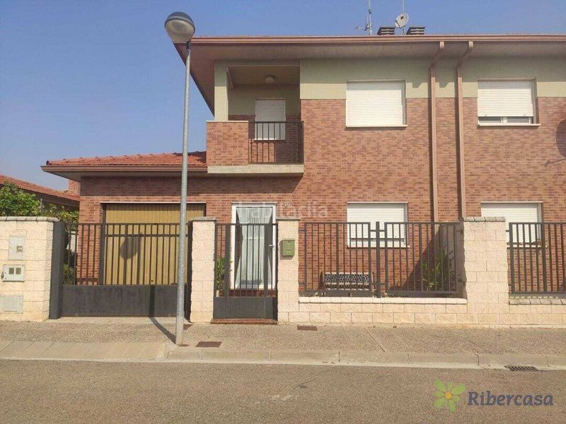 Foto 0c6b8990-4d93-43d1-b53d-56342b07ff68. Casa amb aparcament a Castejón