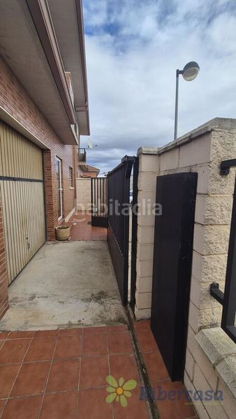 Foto b78115ab-d7f3-49d5-9b4d-08893a51fb10. Casa amb aparcament a Castejón