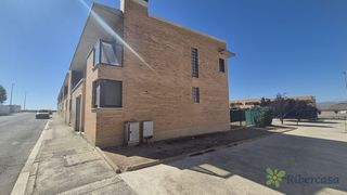 Casa  Calle juan pascual esteban. Adosado esquinero con jardin en fustiñana, inmueble en subasta