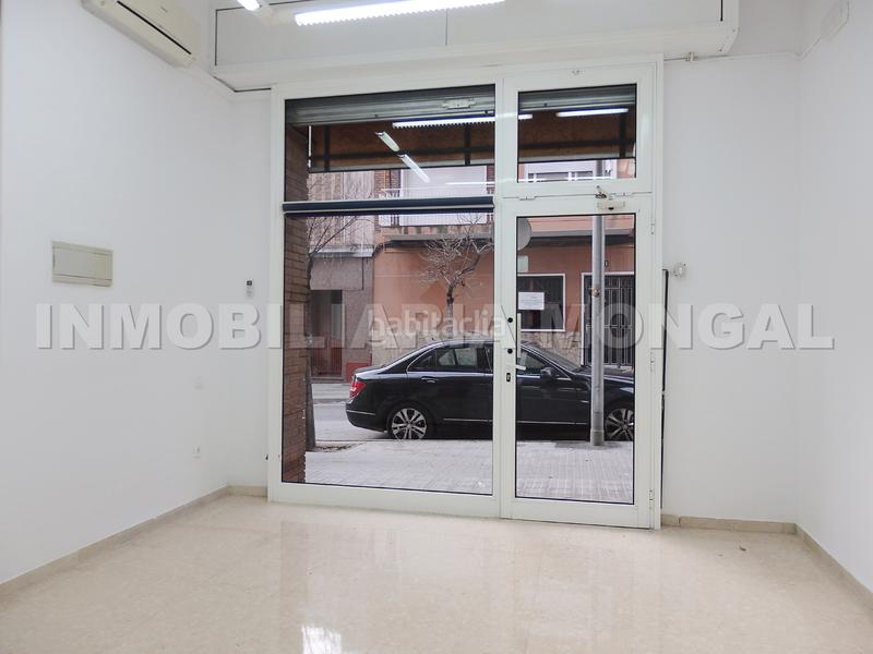Foto 5ff529bf-8e54-4b29-a1fa-7223f8640e30. Alquiler local comercial , situado en calle principal, apto para cualquier actividad. en Sant Boi de Llobregat