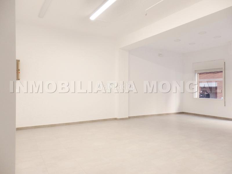 Foto f726cb41-8adc-475e-9a26-a28ffc290cf7. Alquiler local comercial en n/a perfecto local comercial junto avenida principal, reformado, apto para cualquier actividad. en Cornellà de Llobregat
