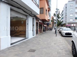 Lloguer Local Comercial a Plaça de la generalitat 5. Amplio local comercial, salida de humos, gran visibilidad para c