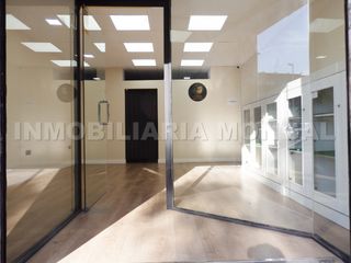 Lloguer Local Comercial a Carrer de raurich 4. Perfecto local comercial en dos plantas, zona muy comercial, apt