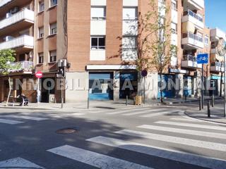 Local commercial à Carrer d'eusebi güell 73. Perfecto local esquinero frente calle principal, zona comercial,