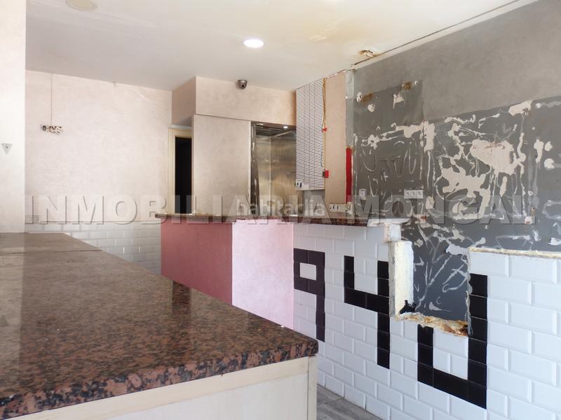 Foto 000b1de5-1b3c-48e5-9185-3dacfed53954. Local comercial ocasión local comercial con alta afluencia de peatones y de vehículos en Cornellà de Llobregat