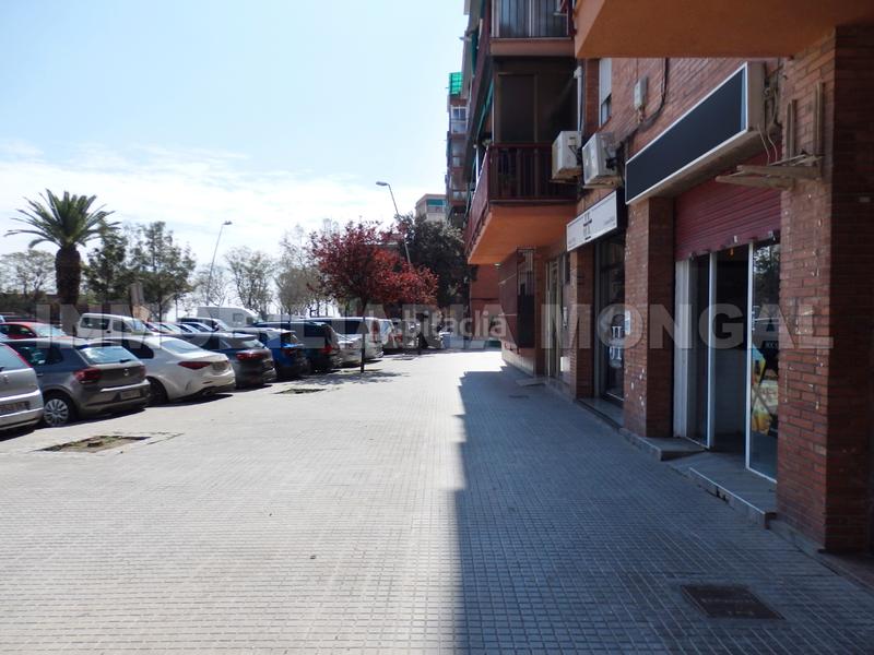 Foto 2a0d7b3b-2547-476f-aebc-f9e827d18d38. Local comercial ocasión local comercial con alta afluencia de peatones y de vehículos en Cornellà de Llobregat