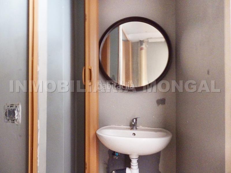 Foto 36b5f087-32ca-4488-9849-d4a12f5dac86. Local comercial ocasión local comercial con alta afluencia de peatones y de vehículos en Cornellà de Llobregat