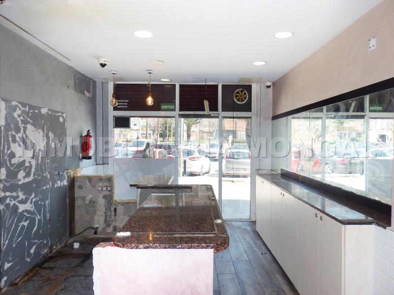 Foto 6687862d-4dee-4e77-8bcf-08f23b51f338. Local comercial ocasión local comercial con alta afluencia de peatones y de vehículos en Cornellà de Llobregat