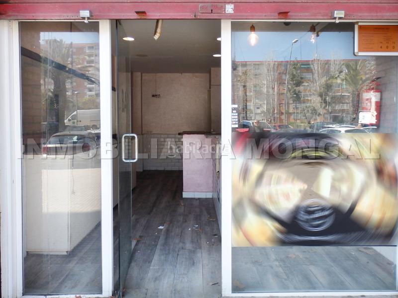 Foto 7df751af-eb3e-4fed-bf32-0701d7850e33. Local comercial ocasión local comercial con alta afluencia de peatones y de vehículos en Cornellà de Llobregat