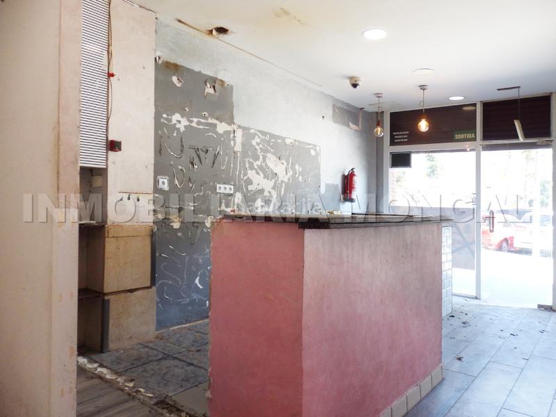 Foto 911bd9bb-b049-48bd-b063-85c846dbe59b. Local comercial ocasión local comercial con alta afluencia de peatones y de vehículos en Cornellà de Llobregat