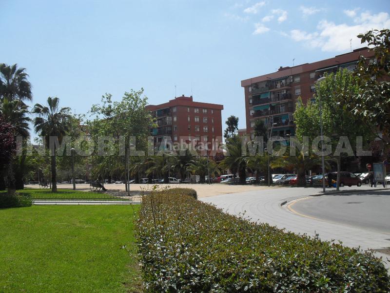 Foto 9a6383db-7c0e-46b3-a66f-14b9c34aab37. Local comercial ocasión local comercial con alta afluencia de peatones y de vehículos en Cornellà de Llobregat