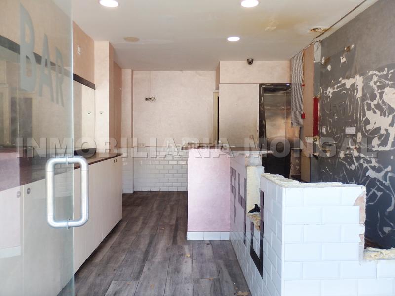 Foto 9ec90b15-9b31-4c3d-9fe4-2bc5711d8991. Local comercial ocasión local comercial con alta afluencia de peatones y de vehículos en Cornellà de Llobregat