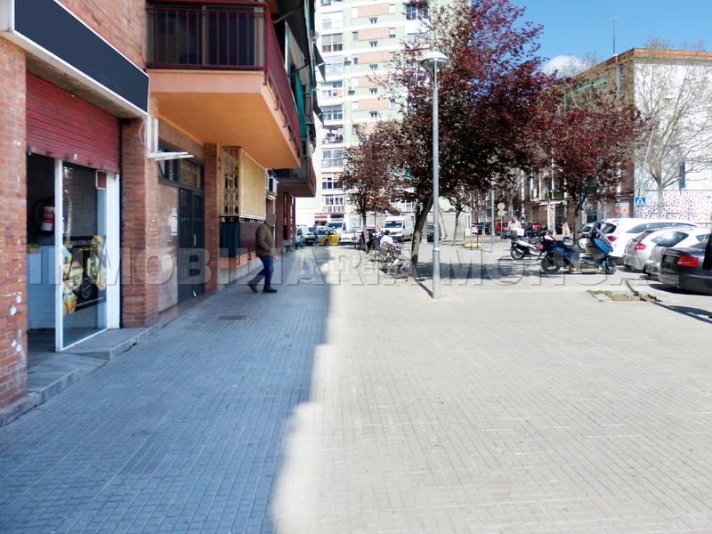 Foto ba2b1127-0c05-4649-a61f-bca89d3fbc4b. Local comercial ocasión local comercial con alta afluencia de peatones y de vehículos en Cornellà de Llobregat