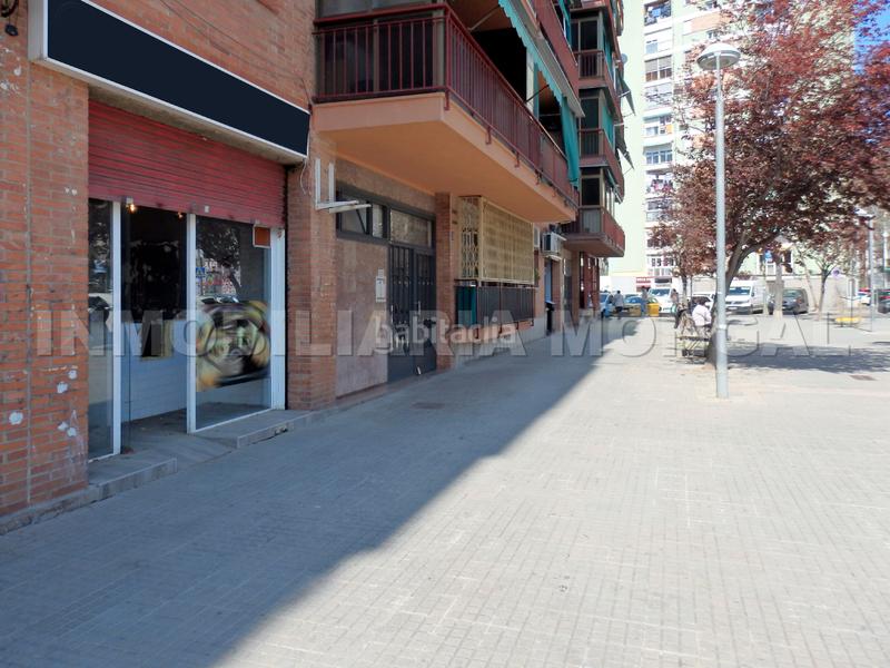 Foto c3e7f1a1-eb5a-4e9e-9534-0a478d09a4ad. Local comercial ocasión local comercial con alta afluencia de peatones y de vehículos en Cornellà de Llobregat