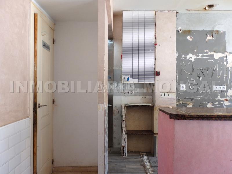 Foto d0109de6-bc22-4133-80f4-255ff1b1b6a3. Local comercial ocasión local comercial con alta afluencia de peatones y de vehículos en Cornellà de Llobregat