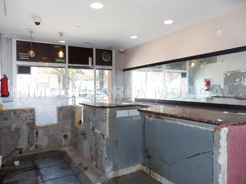 Foto e31e2dd8-fc50-4536-8597-4aebc74e5ab3. Local comercial ocasión local comercial con alta afluencia de peatones y de vehículos en Cornellà de Llobregat