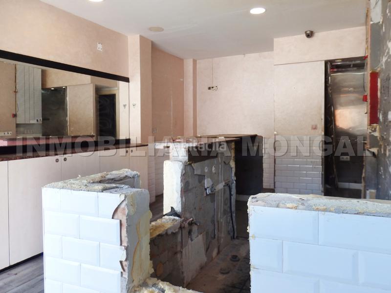 Foto e6aa1c4c-f996-40d8-b052-cf0bbf7123e8. Local comercial ocasión local comercial con alta afluencia de peatones y de vehículos en Cornellà de Llobregat