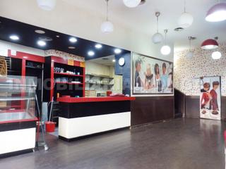 Lloguer Local Comercial  Carrer pau casals. Local comercial en dos plantas, terraza exterior, licencia de ba
