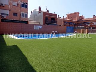 Casa adosada  Carrer de joan pags. Perfecta casa unifamiliar adosada. piscina y zonas comunitaria