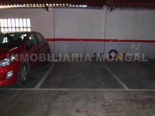 Lloguer Aparcament cotxe a Carrer de pompeu fabra 35. Plaza de parking en alquiler, sin columnas, para coche mediano,