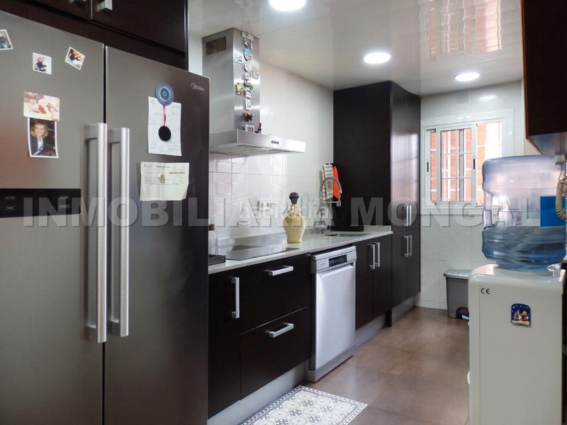 Foto 295bc6f6-cf12-4c8a-8e7b-c12c4ca59ee4. Maison jumelée avec chauffage piscine dans Marianao Sant Boi de Llobregat